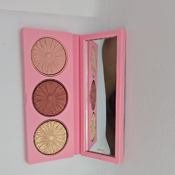 Clinic Good To Glow Makeup Palette - Picture 1 of 3
